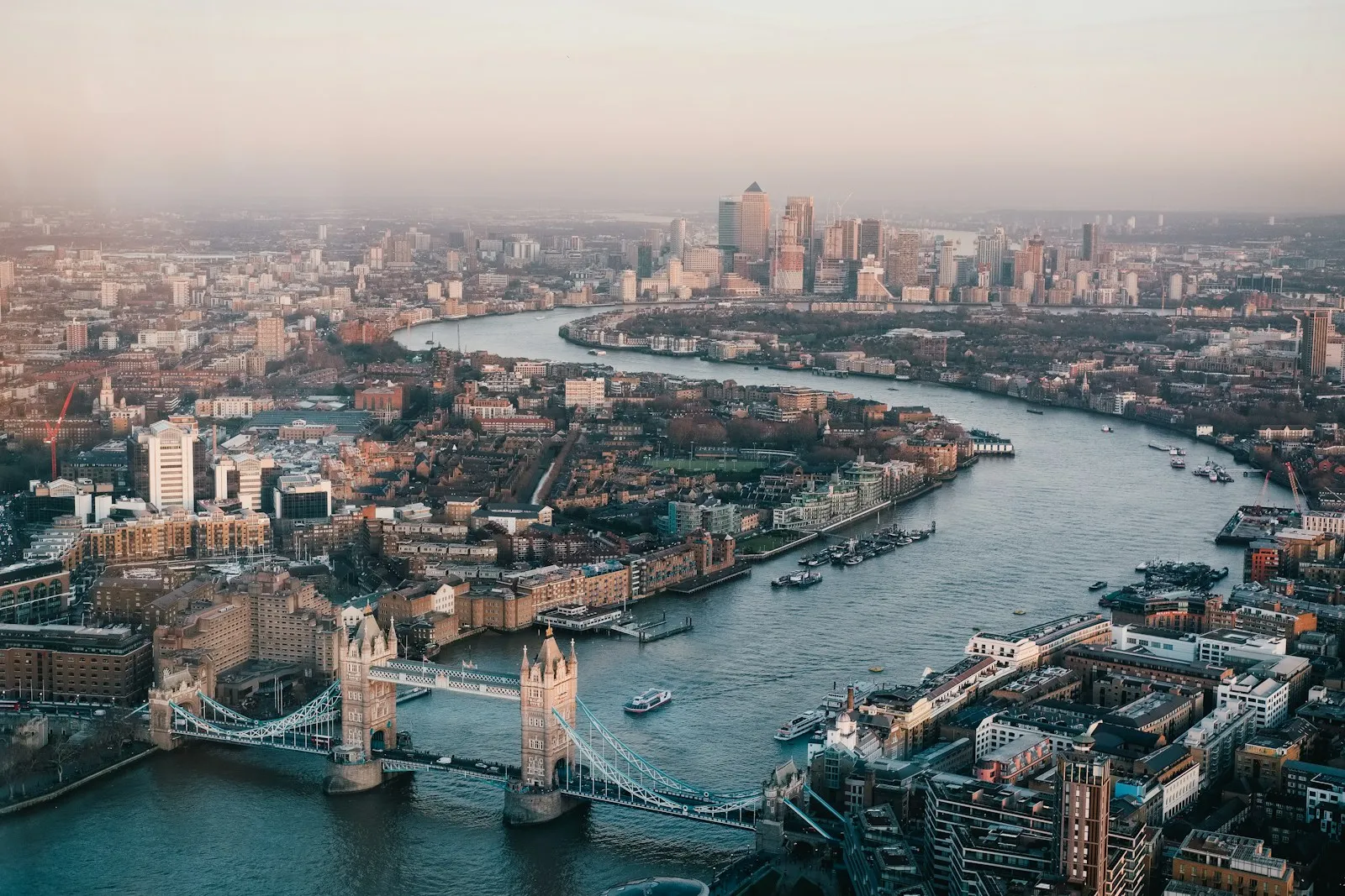 Chauffeur tours London professional driver in luxury vehicle for private city sightseeing
